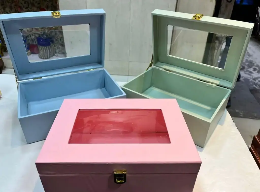 Window leathrite Trunk